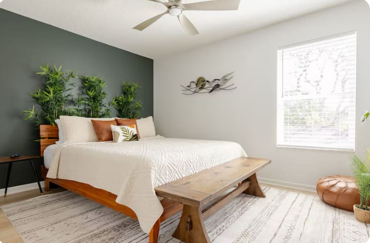 მე-2 სართული - დიდი საძინებელი სააბაზანოთი, ვენტილატორით და ინდივიდუალური ჟალუზებით, რომ საჭიროებისამებრ შეინარჩუნოთ სიგრილე და სიბნელე.  65"-იანი ტელევიზორი, შესასვლელი კარადა 