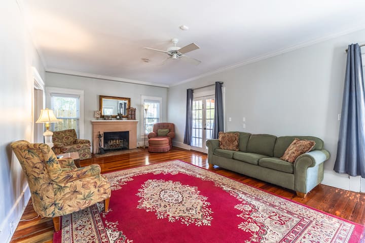 Clean Downtown Stay | Walk To Nightlife & Dining 1 - Fort Myers, FL