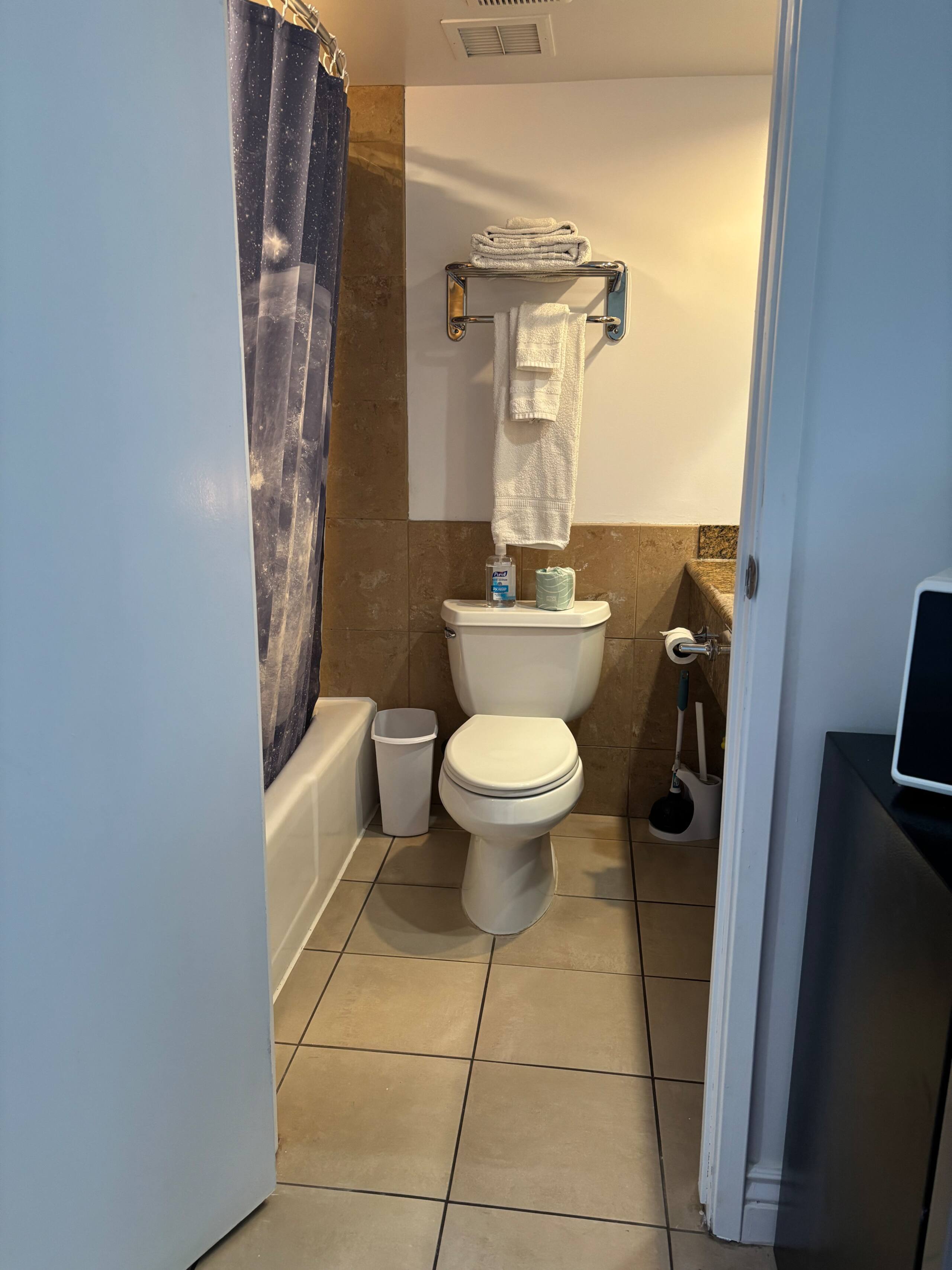 Condo in Honolulu · ★4.63 · Studio · 2 beds · 1 shared bath - Image 25