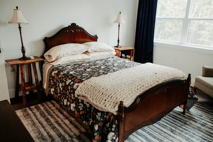 Lit queen size, c'est à l'étage.