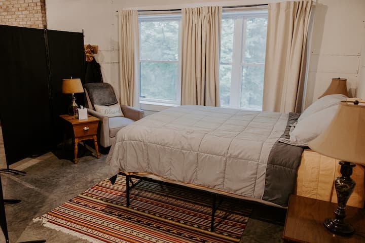 Lit queen size, c'est dans le sous-sol avec accès piétonnier.