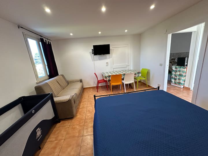 Spálňa s manželskou posteľou a detskou postieľkou 