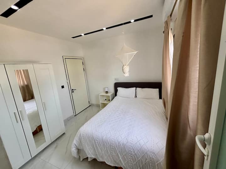 Втора спалня с двойно легло, гардероб и собствена баня