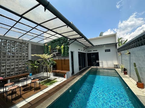 Asyana Hills @ Citeko with Private Pool and Garden