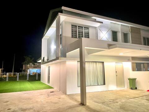 Miri Homie Homestay 何米小屋