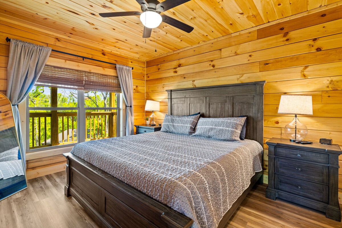 Брачна спална соба бр. 2. Уживајте во одличен сон со удобен брачен кревет (широк 150-179 см).  32-инчен телевизор Roku со мрежа за миење садови за опуштање.