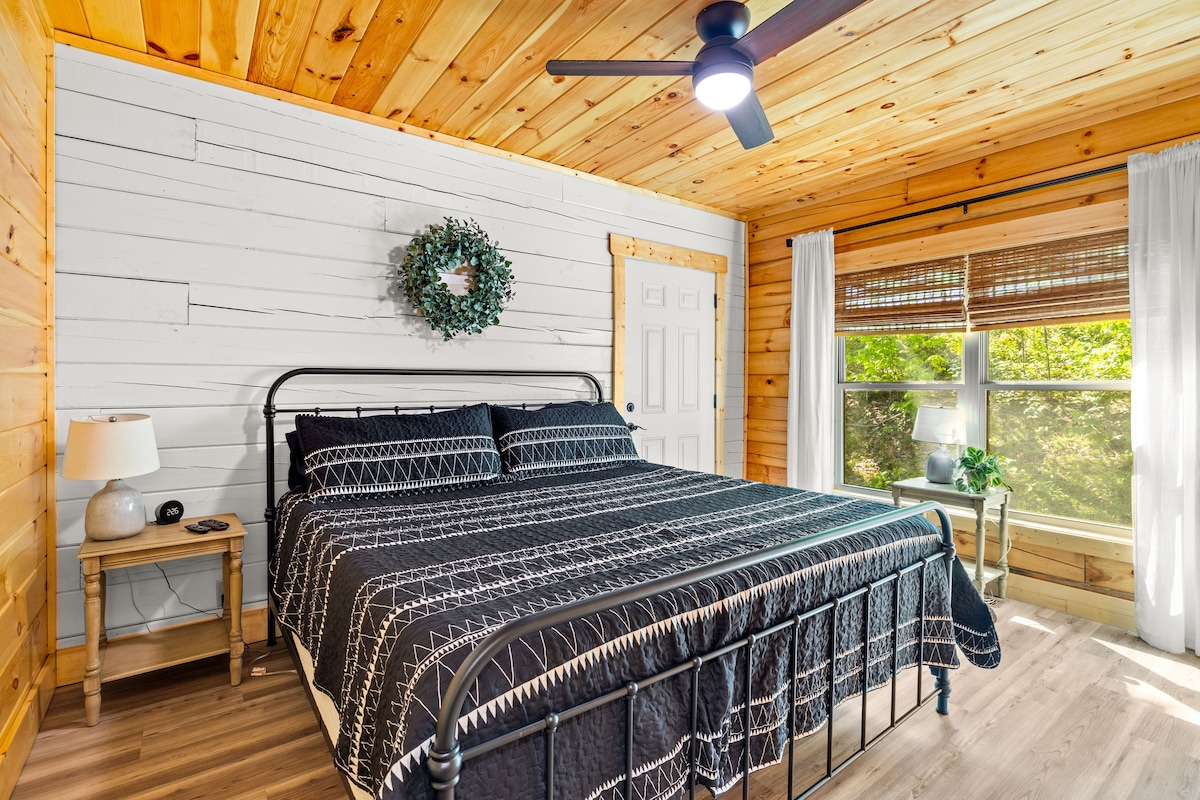 Главната брачна спална соба со сопствена бања.  32-инчен телевизор Roku со мрежа за миење садови за да го довршите слободниот ден.