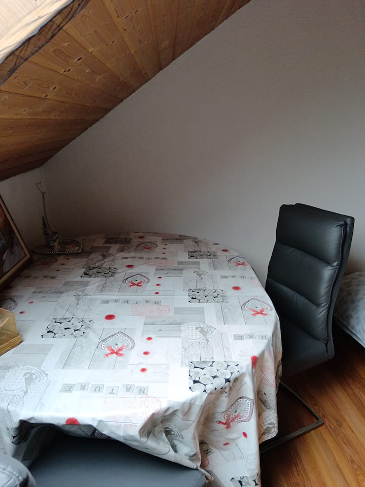 Une table est prévue pour manger ou travailler, à votre convenance. Deux chaises très confortables sont dans la chambre et si besoin, je peux en rajouter