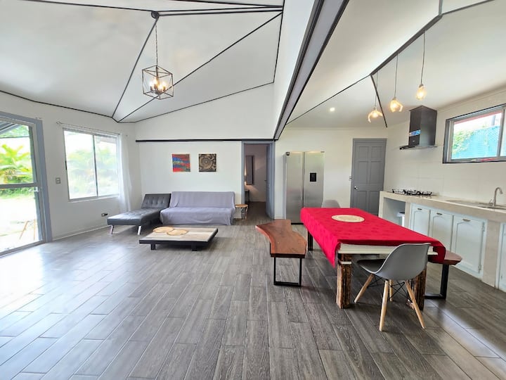 Gran salón cocina equipada con mucho espacio donde disfrutarás de la familia o de los amigos con una buena comida. 