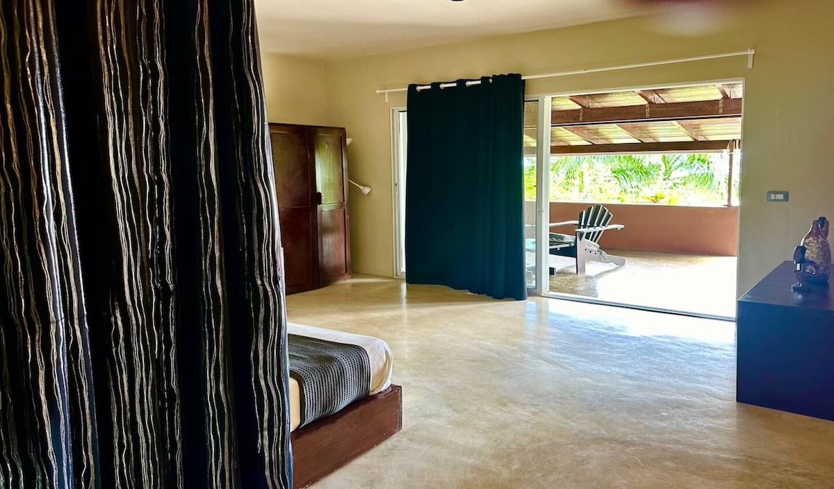 从舒适的特大号床上，一扇大窗户勾勒出无限的海景，让光线和微风进入。 甜蜜的觉醒，拥抱大自然，每一天都充满美丽。