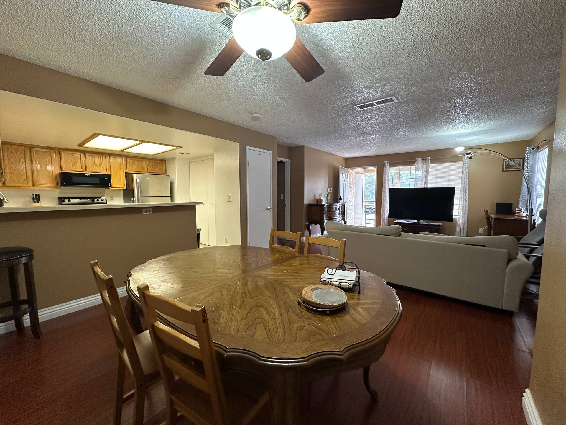 2 Bedroom 2 Bathroom Condo Unit with Free Parking!