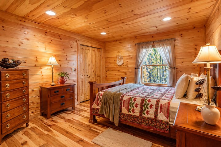 Bella Cabina 2nd Bedroom - Queen-size Comfortable Bed.