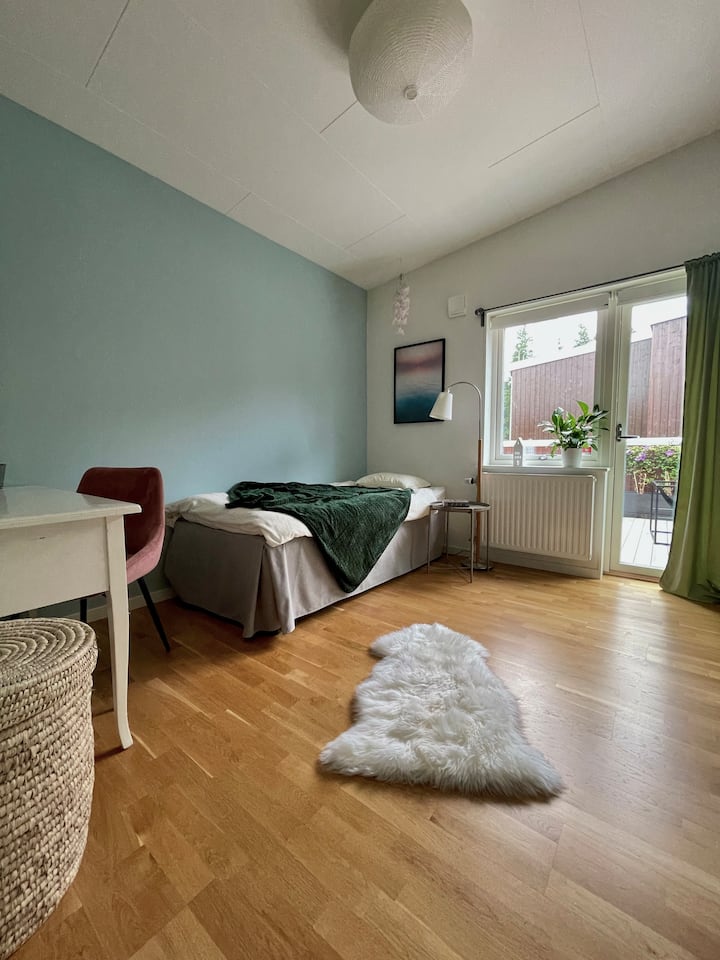 Dans la chambre de la fille, vous dormez bien dans un lit de 90 cm de large ! D'ici vous venez également sur la terrasse supérieure.