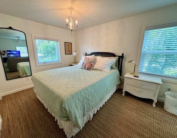 سرير بحجم كوين وبياضات عالية الجودة تجعل النوم الليلي مثاليًا. استمتع بمرآة الحائط المزخرفة كاملة الطول والخزانة على الجدار الجانبي.