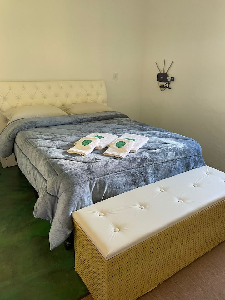 Esta habitación está en un chalet, junto con la habitación 5. En el chalet, tenemos una cocina completa, un baño grande (dividido para los dos dormitorios), una zona al aire libre con una parrilla