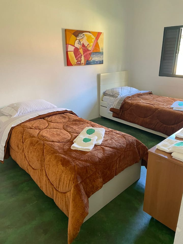 Ambas camas tienen literas. 

Esta habitación está en un chalet, junto con la habitación 6. En el chalet, tenemos una cocina completa, un baño grande (dividido para los dos dormitorios), una zona al aire libre con una parrilla