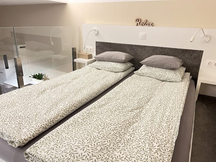 Krevat dopio në loft / Franciaágy a galérián