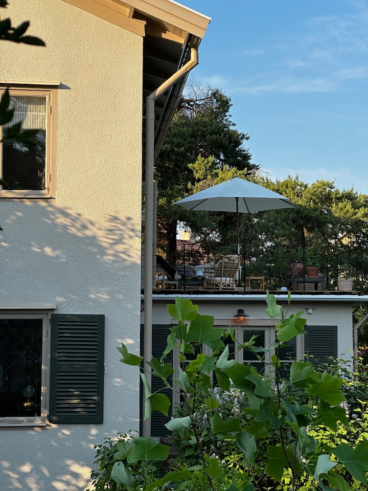 Stor Villa Med Lummig Trädgård - Stockholm