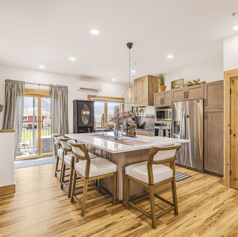 Modern Mountain condo w/river views EV charger&SUP