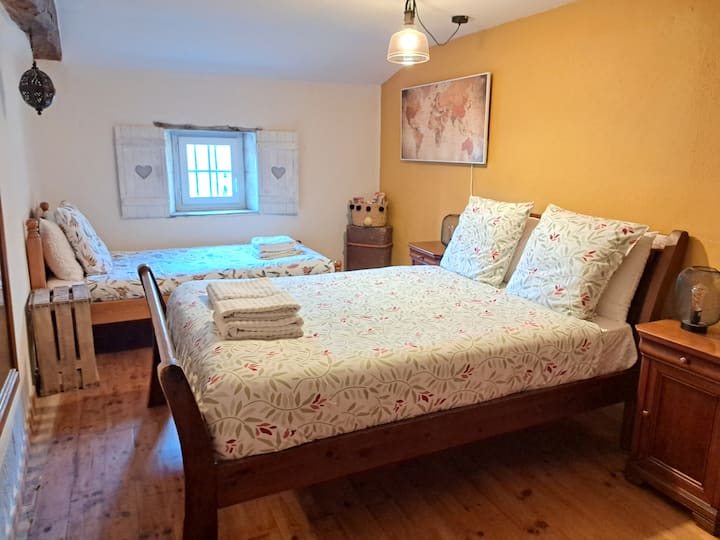 Chambre avec un lit double et un lit simple