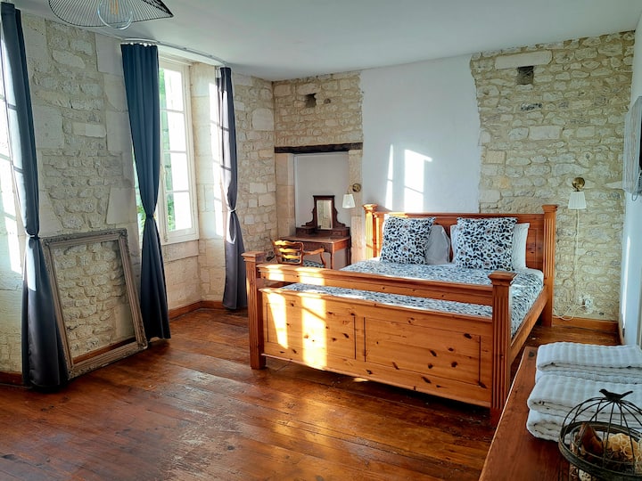 Chambre spacieuse avec lit king size et salle d'eau privative