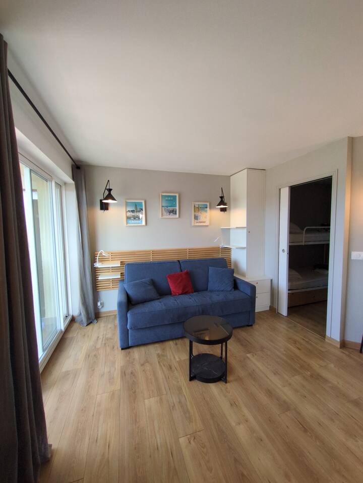 разтегателен диван в удобни 140 легла. Лесно отваряне. Леглото може да остане на място за срока на престоя ви. 