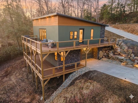 Wet & Dry Sauna w/ Fireplace | Pet Friendly