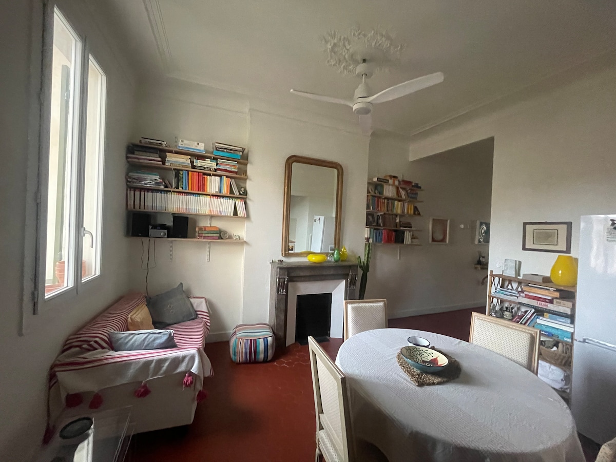 Popular Airbnb listing: Beautiful bright 2-bedroom apartment in Les Réformés in Marseille 1er Arrondissement