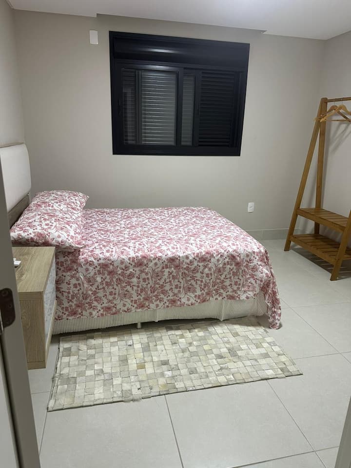 Dhomë gjumi me krevat dopio, shtroja të pastra, ajër të kondicionuar dhe grila automatike të integruara!