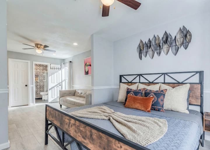 El dormitorio cuenta con una cama tamaño king y 2 camas individuales plegables adicionales que se dejan en el armario. Ten en cuenta que las almohadas y mantas decorativas son solo para fines de puesta en escena y no están incluidas.