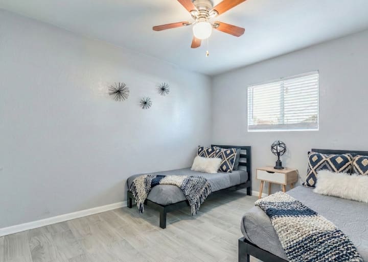 El dormitorio cuenta con dos camas individuales. Tenga en cuenta que las almohadas y mantas decorativas son solo para fines de puesta en escena y no están incluidas.