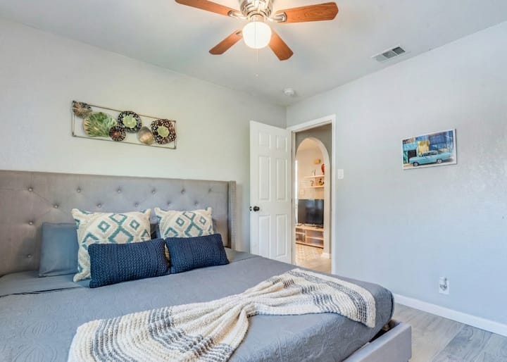 El dormitorio cuenta con una cama tamaño king. Tenga en cuenta que las almohadas y mantas decorativas son solo para fines de puesta en escena y no están incluidas.