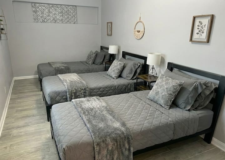 El dormitorio cuenta con tres camas individuales. Tenga en cuenta que las almohadas y mantas decorativas son solo para fines de puesta en escena y no están incluidas.