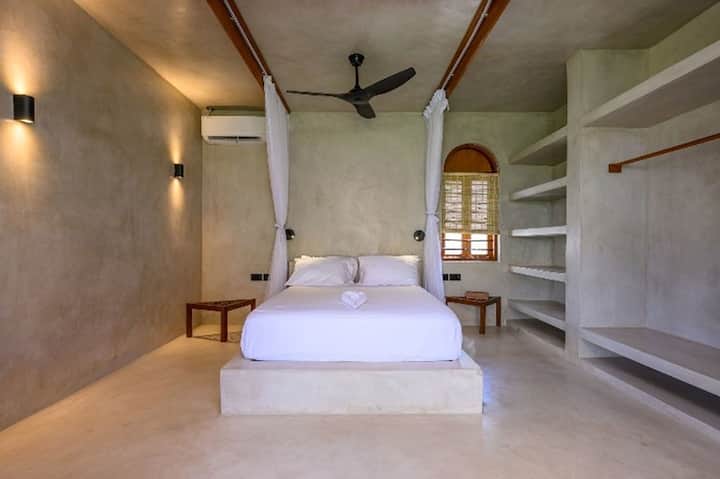 1 cama doble con baño privado.  Aire acondicionado y ventilador. Escritorio. 