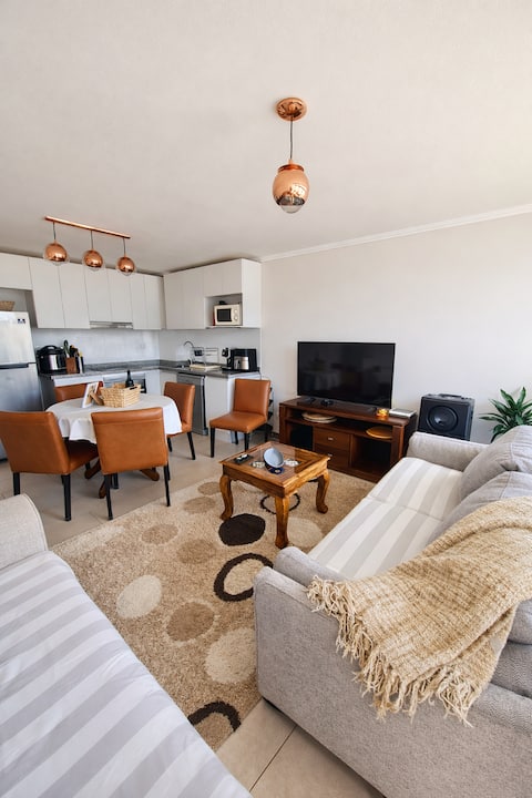 Top Airbnb: Just steps to the beach, bed linens and towels provided in Papudo