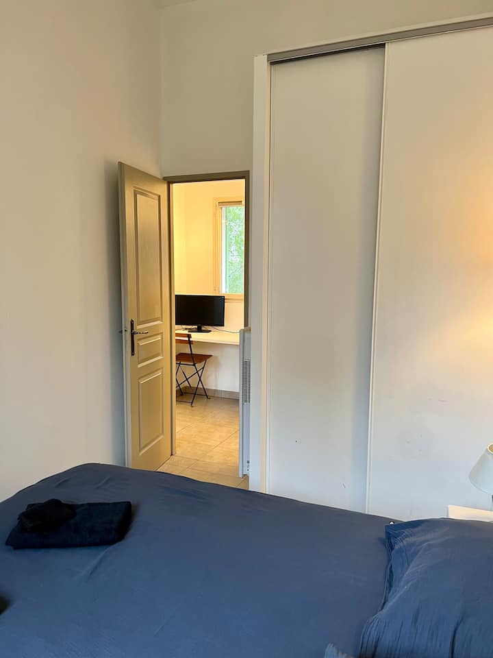 חדר עם מיטה זוגית