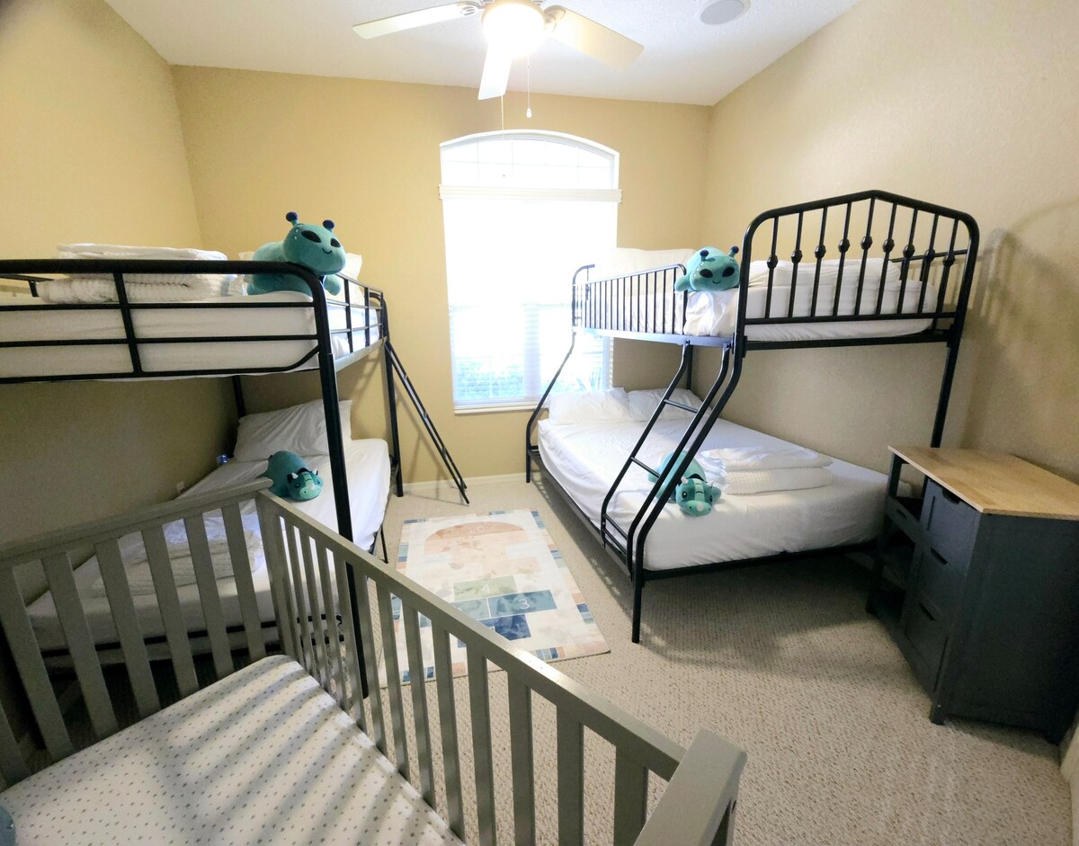 Chumba cha ghorofa chenye maghorofa 2 (vitanda vitatu ni mapacha na kimoja ni cha watu wawili. Chumba hiki pia kina kitanda cha mtoto.