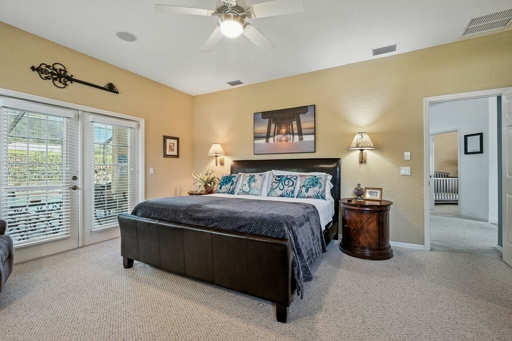 Chumba cha msingi kina kitanda cha Tempur-Pedic kinachoweza kurekebishwa, chumba chenye beseni la Jacuzzi na ufikiaji wa moja kwa moja wa bwawa.