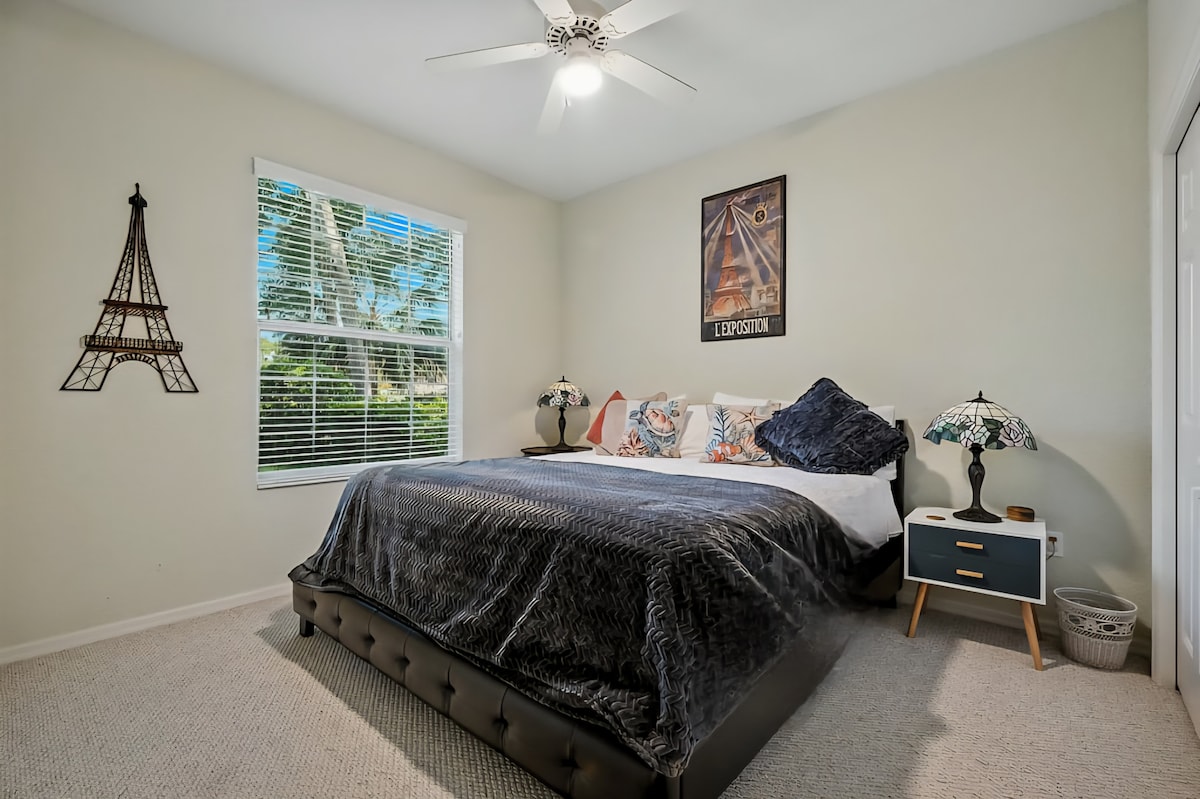 Kitanda cha King kinachoweza kurekebishwa kilicho na kabati na kabati la kujipambia kwenye kabati.