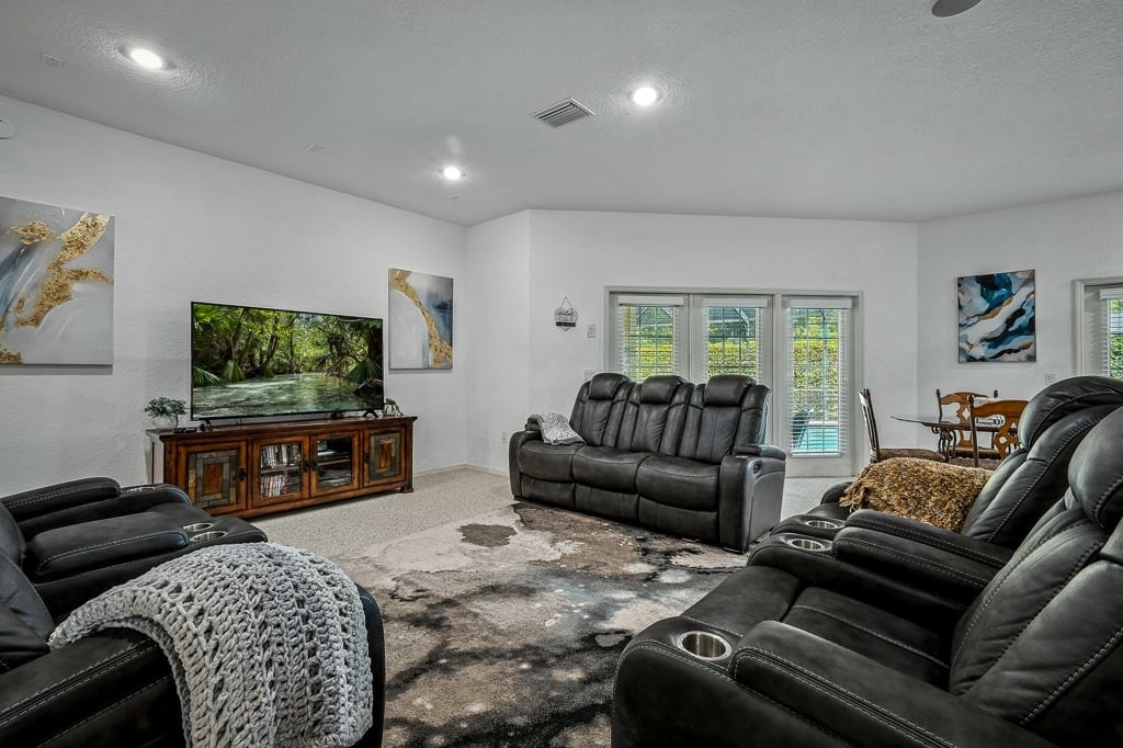 Fungua sebule yenye 65" Smart TV, viti 5 vya kukaa na milango ya Kifaransa kwenda kwenye eneo la bwawa