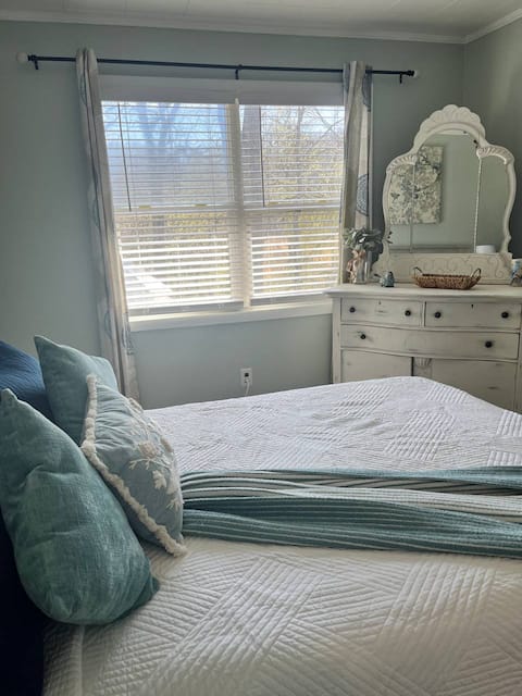 Charming Waterfront Cottage in Clifton