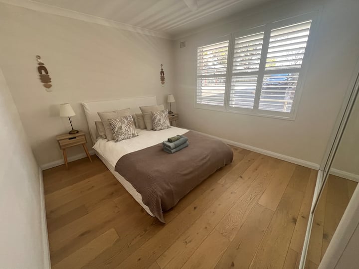 Kitanda cha starehe chenye mashuka ya Ulaya