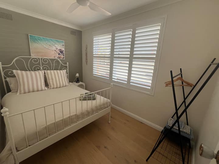 Kitanda cha starehe chenye mashuka ya Ulaya 