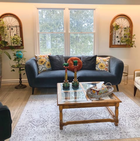 Cozy Heated Pool House in Newmarket