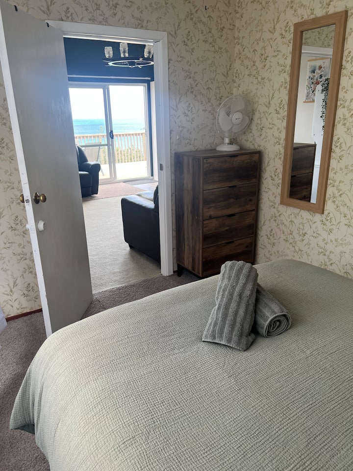 Vista al mar desde el dormitorio principal.  ¡Mira el amanecer desde la cama!