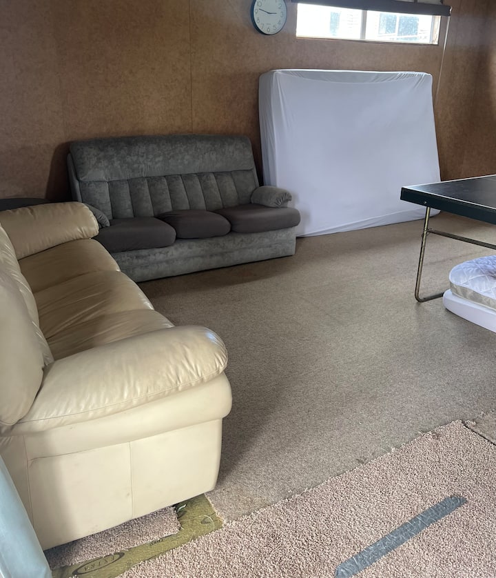 Sala de juegos con 1 cama queen y 2 colchones individuales.