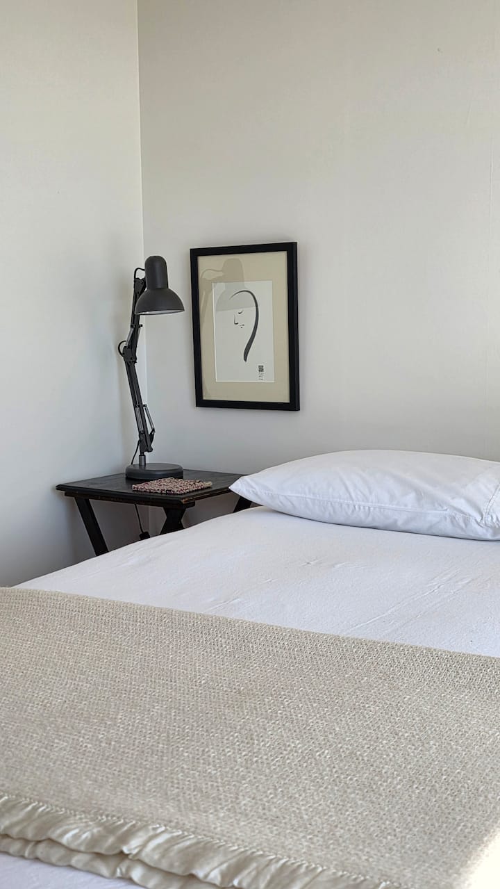 Una acogedora cama doble en el segundo dormitorio
Hay una mesa en el segundo dormitorio que se puede utilizar como espacio de trabajo/oficina.
También fuera del segundo dormitorio hay un solárium en el que te encantará estar en los meses más fríos.