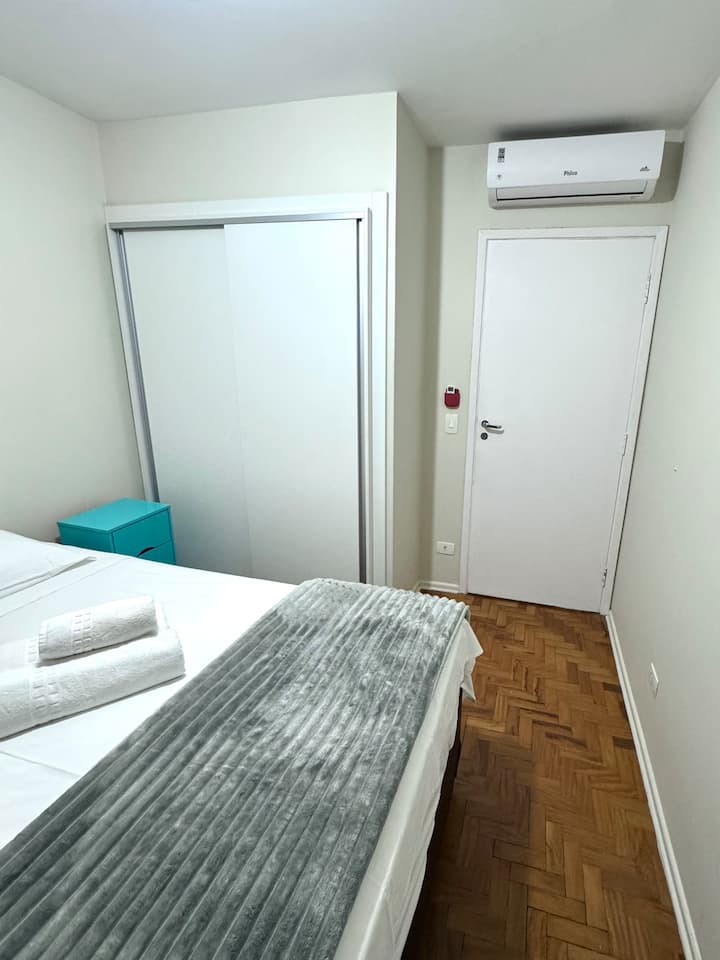 SPÁLŇA 1:
Nová menšia manželská posteľ, vysoký štandard pohodlia

Rozdelenie klimatizácie

Nočné stolíky
Zatemňovacie rolety
Oblečenie Guarda
Posteľná bielizeň, vankúš, deka a osuška sú k dispozícii.