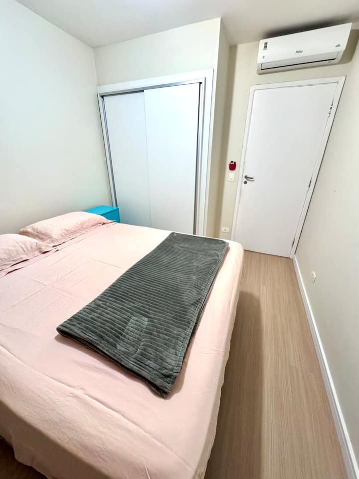 Split-Klimaanlage, Queensize-Bett, Kissen, Verdunkelungsvorhang, Kleiderschrank