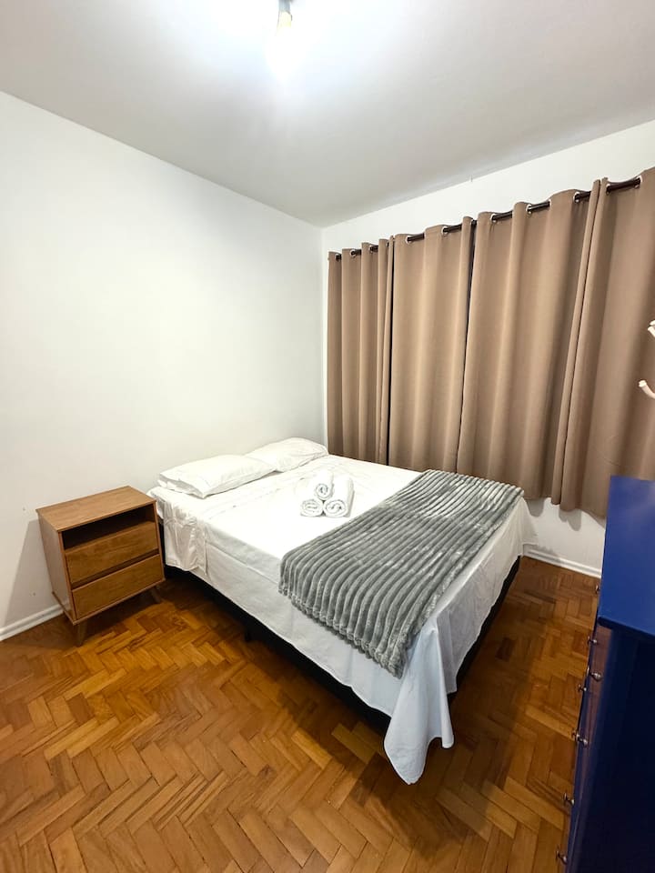 IZBA 2:
Nová manželská posteľ (vysoký štandard pohodlia)
Cabe 1 dvojitý alebo dvojitý matrac v spálni

Rozdelenie klimatizácie

Cortina blackout
Oblečenie Guarda 
Nočný stolík
Caboda so 4 zásuvkami
K dispozícii sú plachta, vankúš, prikrývka a uteráky. 